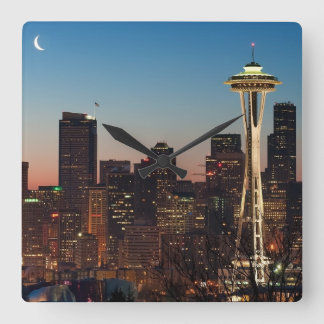 米国旗は上昇の月の間で飛びます スクエア壁時計