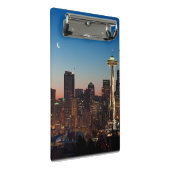 米国旗は上昇の月の間で飛びます ミニクリップボード (アングル)