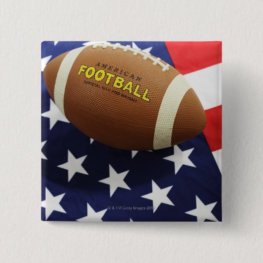 米国旗を持つアメリカンフットボール 缶バッジ (正面)