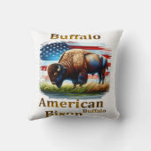 米国旗を掲げて草原に立つバッファロー クッション (裏面)