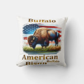 米国旗を掲げて草原に立つバッファロー クッション (正面)