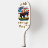 米国旗を掲げて草原に立つバッファロー ピックルボールラケット (左)