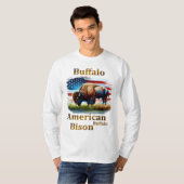 米国旗を掲げて草原に立つバッファロー Tシャツ (正面フル)