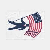 米国旗を掲げるトランプ大統領 フリースブランケット (正面(横))