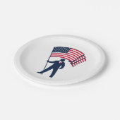 米国旗を掲げるトランプ大統領 ペーパープレート (アングル)