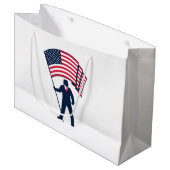 米国旗を掲げるトランプ大統領 ラージペーパーバッグ (正面アングル)