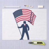 米国旗を掲げるトランプ大統領 薄葉紙 (クラフト)