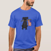 米国旗を掲げる黒犬 Tシャツ (正面)