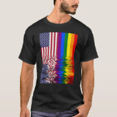 米国旗LGBTの旗のプライドの虹色 Tシャツ (正面)