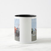 米国沿岸警備隊MH-65ドルフィンヘリコプターの墜落 マグカップ (中央)