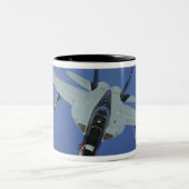 米国海軍のF/A-18Fのホーすごいネット飛行中 ツートーンマグカップ (中央)