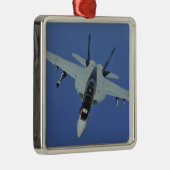 米国海軍のF/A-18Fのホーすごいネット飛行中 メタルオーナメント (右)