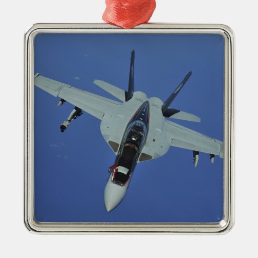 米国海軍のF/A-18Fのホーすごいネット飛行中 メタルオーナメント (正面)