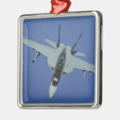 米国海軍のF/A-18Fのホーすごいネット飛行中 メタルオーナメント (左)