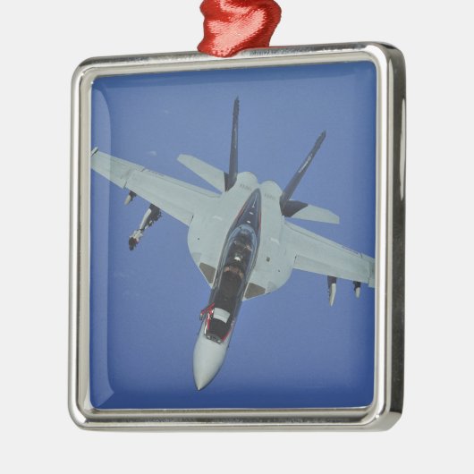 米国海軍のF/A-18Fのホーすごいネット飛行中 メタルオーナメント (左)