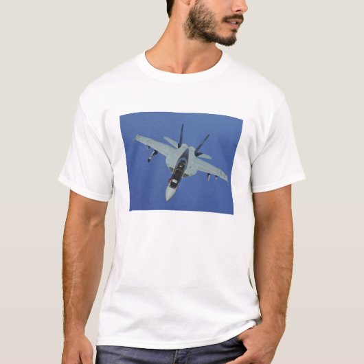 米国海軍のF/A-18Fのホーすごいネット飛行中 Tシャツ (正面)