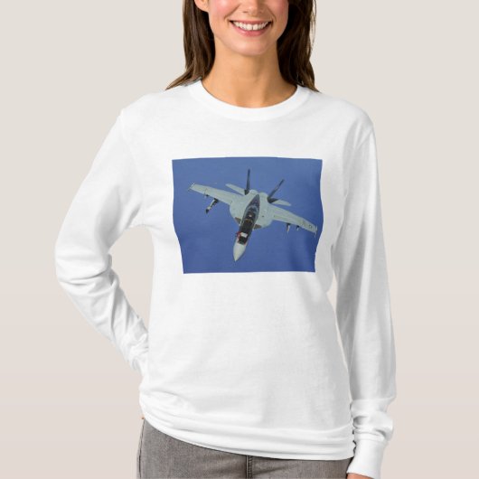 米国海軍のF/A-18Fのホーすごいネット飛行中 Tシャツ (正面)