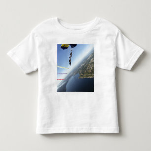 米国海軍パラシュートチームのメンバー トドラーTシャツ