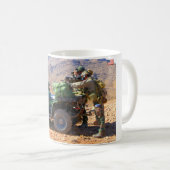 米国特殊運転車 – MV800 コーヒーマグカップ (正面右)