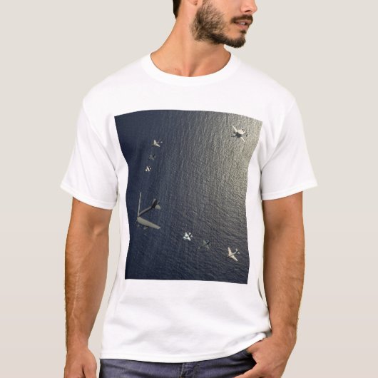 米国空軍B-52成層要塞の航空機 Tシャツ (正面)