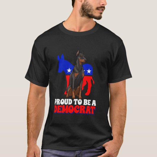 米国誇りを持ったドベルマン民主犬になる Tシャツ (正面)