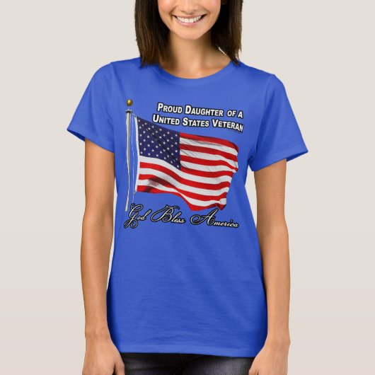 米国誇りを持った国旗を持つ米国退役軍人の娘 Tシャツ (正面)