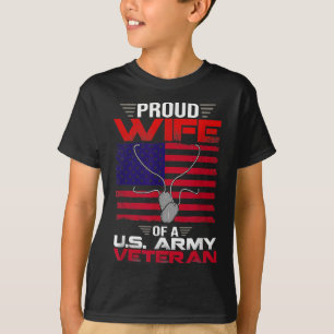 米国誇りを持った陸軍退役軍人米国国旗の退役軍人の妻 Tシャツ