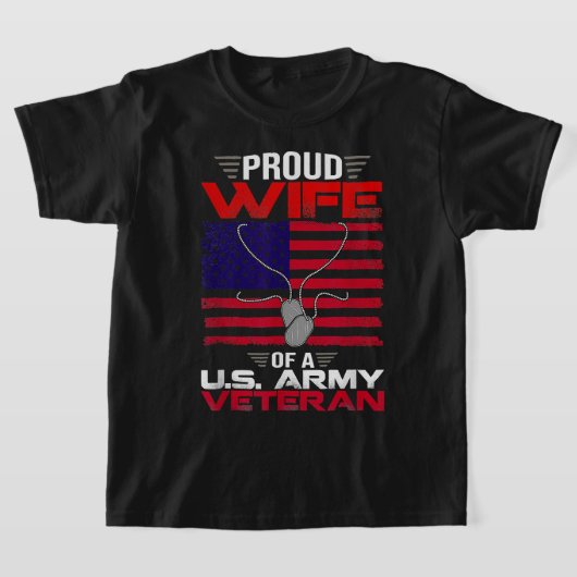 米国誇りを持った陸軍退役軍人米国国旗の退役軍人の妻 Tシャツ (レイダウン)