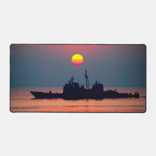 米国誘導ミサイル巡洋艦 – CG デスクマット (正面)