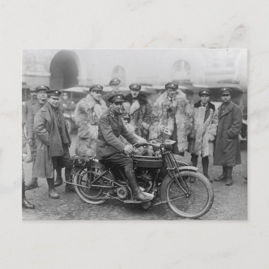 米国赤十字救急車の運転手 ポストカード (正面)