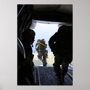 米国陸軍兵士が静止ラインのジャンプを実行 ポスター