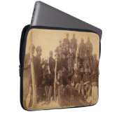 米国黒騎兵隊のバッファロー戦闘機 ラップトップスリーブ (正面右)