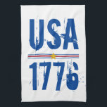 米国1776愛国心 キッチンタオル<br><div class="desc">フォントのアメリカと1776ユニークは、このキッチンタオルに青で印刷され、赤と青の金ゴールドとストライプ星で強調されている。私たちの店のマッチングアイテム。</div>