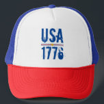 米国1776 キャップ<br><div class="desc">赤と青のフォントとユニーク金ゴールド星でハイライトされたユニセックスこのトラックカーの帽子にUSAと1776が印刷されストライプている。</div>