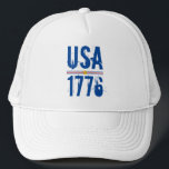 米国1776 キャップ<br><div class="desc">赤と青のフォントとユニーク金ゴールド星でハイライトされたユニセックスこのトラックカーの帽子にUSAと1776が印刷されストライプている。私たちの店のマッチングアイテム。</div>