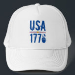 米国1776 キャップ<br><div class="desc">赤と青のフォントとユニーク金ゴールド星でハイライトされたユニセックスこのトラックカーの帽子にUSAと1776が印刷されストライプている。私たちの店のマッチングアイテム。</div>