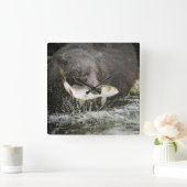 米国、アラスカのAnanの入り江。 ツキノワグマのクローズアップ スクエア壁時計 (ホーム)