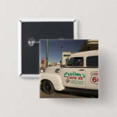 米国、アリゾナ、ウィリアムス: 古い巡洋艦のカフェ66 缶バッジ (正面&裏面)