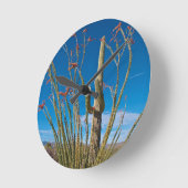 米国、アリゾナ。サグアーロ国立公園のサボテン ラウンド壁時計 (傾斜)