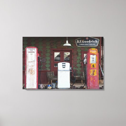 米国、アリゾナ。塩化物幽霊タウン、古いガス キャンバスプリント (正面)