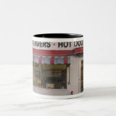 米国、アリゾナ、Bisbee: Dellの影があるモーテル、すべての2 ツートーンマグカップ (中央)