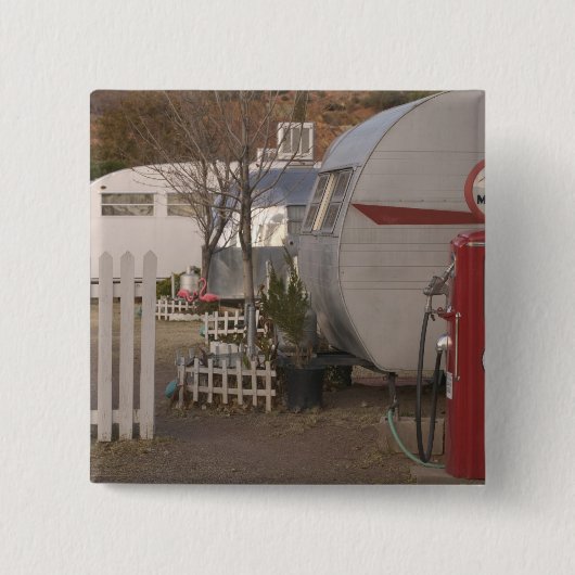 米国、アリゾナ、Bisbee: Dellの影があるモーテル、すべて 缶バッジ (正面)