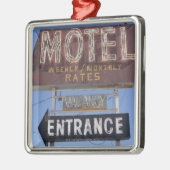 米国、アリゾナ、Winslowの旧式のモーテルの印 メタルオーナメント (左)