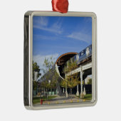 米国、イリノイ、シカゴのイリノイを渡す列車 メタルオーナメント (右)