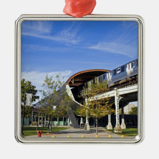 米国、イリノイ、シカゴのイリノイを渡す列車 メタルオーナメント (正面)