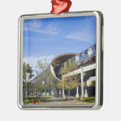 米国、イリノイ、シカゴのイリノイを渡す列車 メタルオーナメント (左)