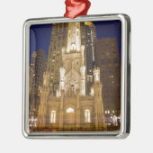 米国、イリノイ、シカゴの照らされる給水塔 メタルオーナメント (左)