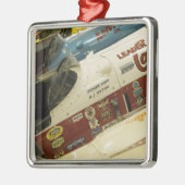 米国、インディアナ、インディアナポリス: インディアナポリスモーター2 メタルオーナメント (左)