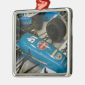 米国、インディアナ、インディアナポリス: インディアナポリスモーター メタルオーナメント (左)