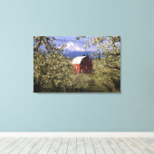 米国、オレゴン、フードリバー郡。レッド キャンバスプリント (インサイチュ (ウッドフロア))